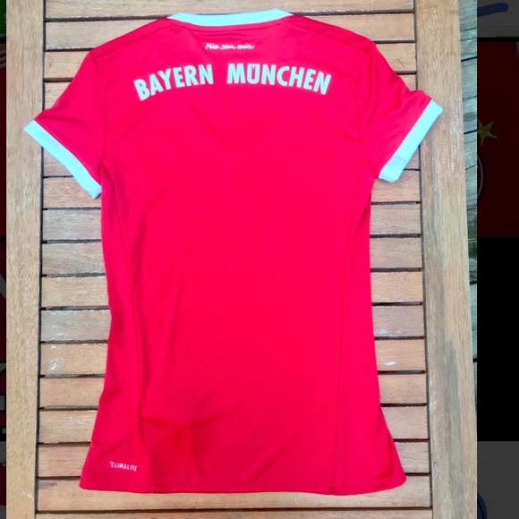Bayern Munich 17/18 home jersey - Picture 2 of 7